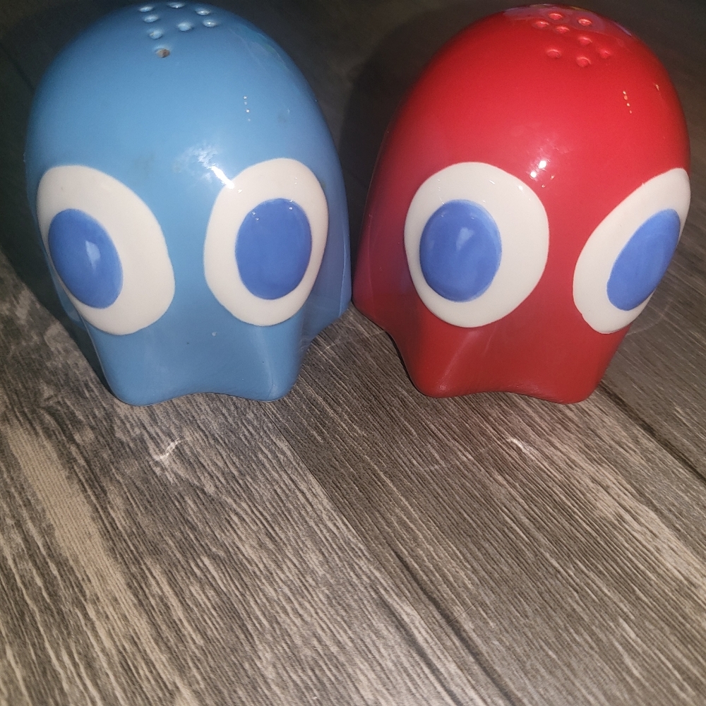 - Pac-Man characters salt and pepper shakers